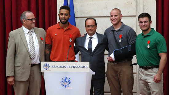 Legión de Honor para los cuatro turistas que neutralizaron ataque en un tren de Francia