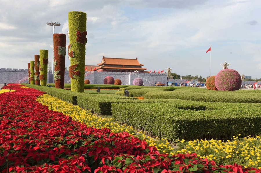 Decoración floral cerca de la Plaza Tian´anmen para el desfile militar del 3 de septiembre. [Foto/Xinhua]