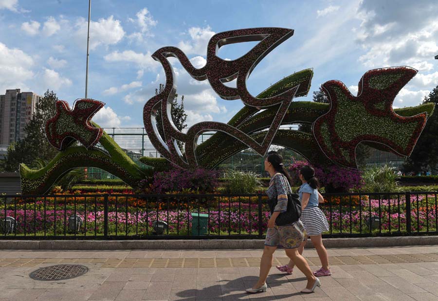 Decoración floral cerca de la Plaza Tian´anmen para el desfile militar del 3 de septiembre. [Foto/Xinhua]