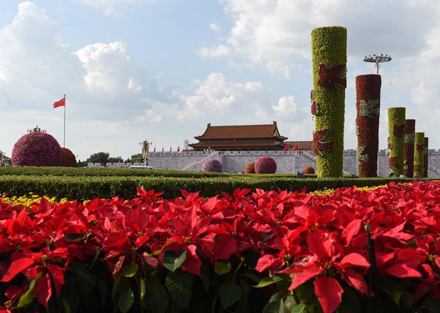 Decoración floral cerca de la Plaza Tian´anmen para el desfile militar del 3 de septiembre. [Foto/Xinhua]