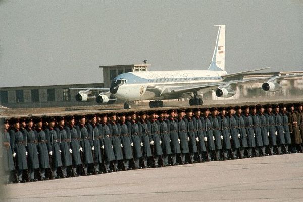 En 21 de febrero de 1972, el presidente de EEUU Richard Nixon visitó China y fue recibido por la Guardia de Honor formada por 371 soldados, la formación más grande en la historia del recibimiento diplomático de China.[Foto/news.cn]