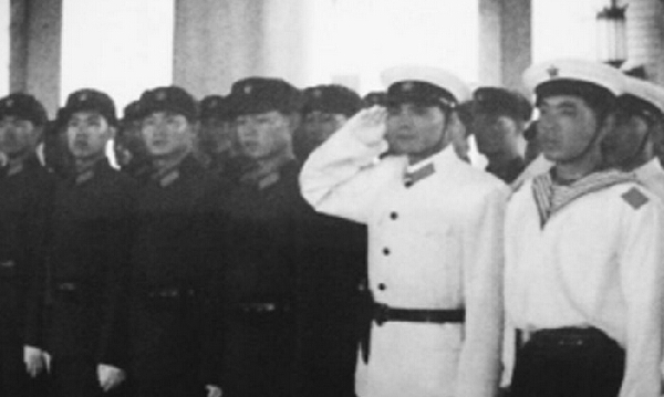 El 1 de junio de 1965 se abolió el sistema de clasificación y la Guardia de Honor entró en unperíodo de casi dos décadas en el que no llevaban uniformes ceremoniales. [Foto/news.cn]