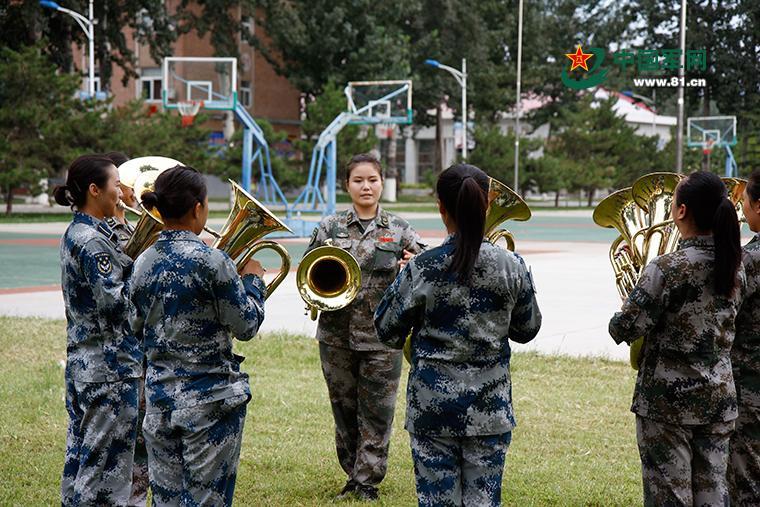 Las bellas artistas en la banda militar para el desfile del Día de Victoria