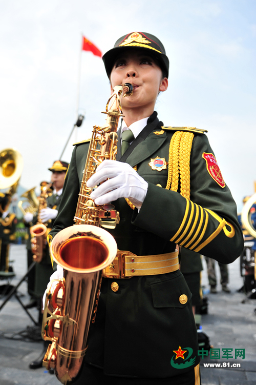 Las bellas artistas en la banda militar para el desfile del Día de Victoria