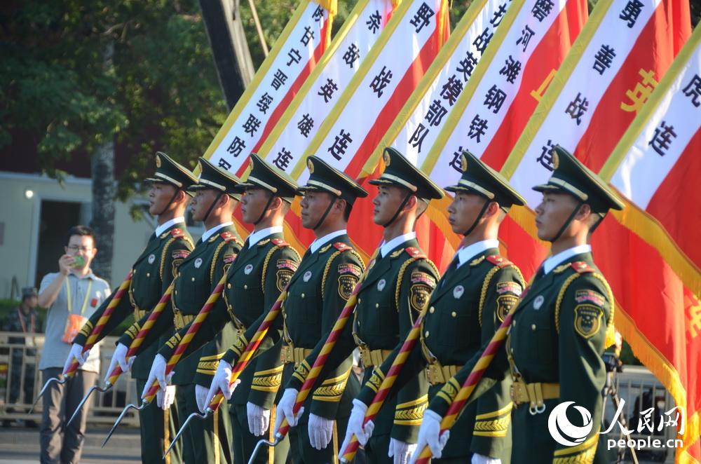 Soldados del EPL ya están listos en la Plaza Tian´anmen
