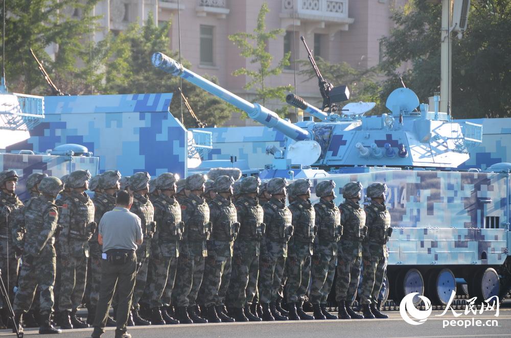 Soldados del EPL ya están listos en la Plaza Tian´anmen