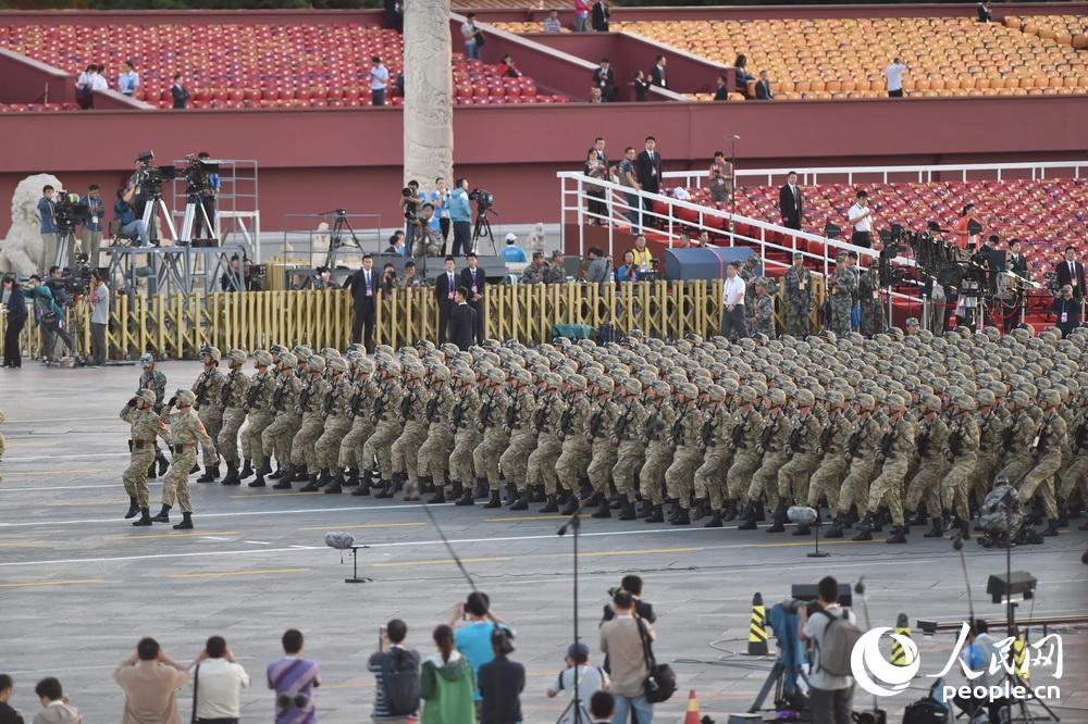 Soldados del EPL ya están listos en la Plaza Tian´anmen