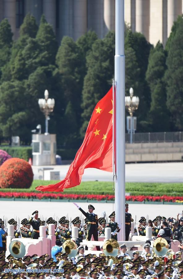 Izada bandera nacional sobre la Plaza de Tian'anmen por Día de la Victoria