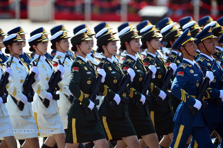 Guardias femeninas de honor debutan en desfile de Día de la Victoria