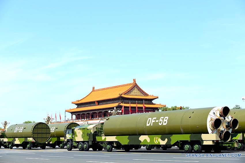 China muestra misiles en masivo desfile militar
