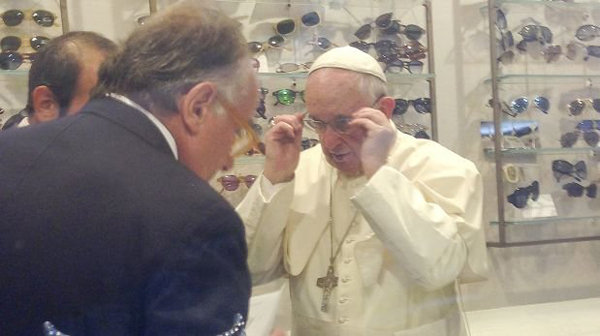 El Papa Francisco sale al centro de Roma para cambiar sus lentes y causa revuelo