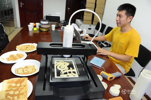 Wang Xin, director del grupo de investigación imprime un crepe en su oficina de Pekín, el 1 de septiembre de 2015.