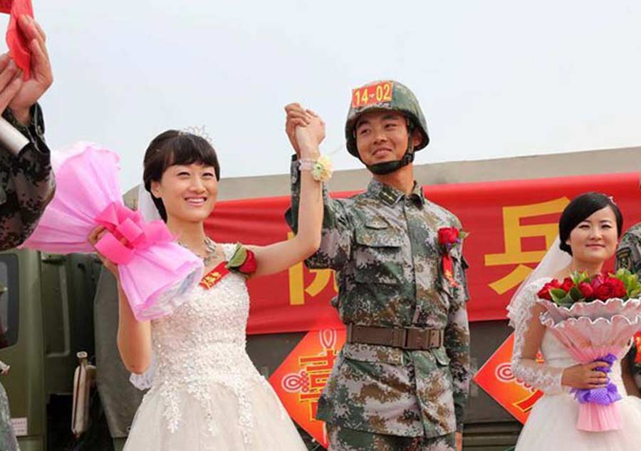 Boda en grupo de soldados antes del desfile militar en la Plaza de Tian'anmen el 3 de septiembre de 2015. [Foto/81.cn]