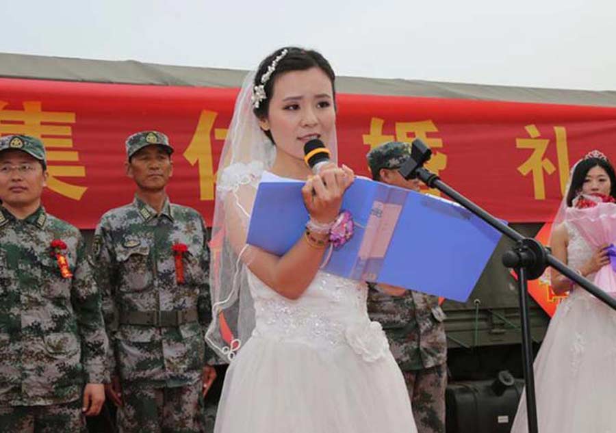 Una novia pronuncia sus votos de matrimonio durante la boda en grupo antes del desfile militar en la Plaza de Tian'anmen el 3 de septiembre de 2015. [Foto/81.cn]