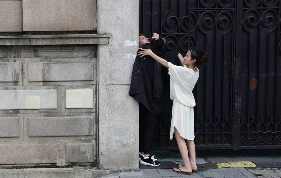 Modelos se cambian de ropa en las calles de Hangzhou