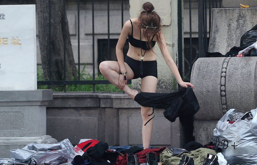 Modelos se cambian de ropa en las calles de Hangzhou