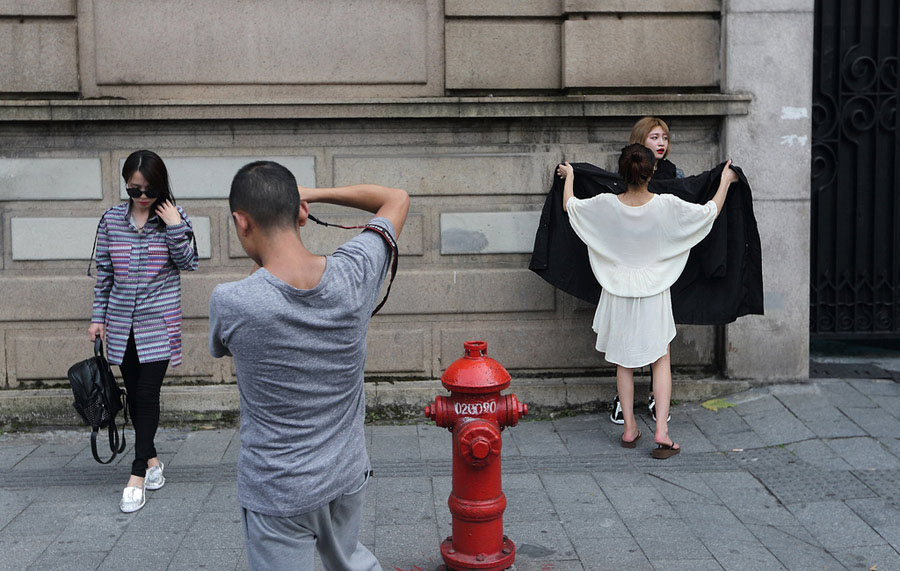 Modelos se cambian de ropa en las calles de Hangzhou