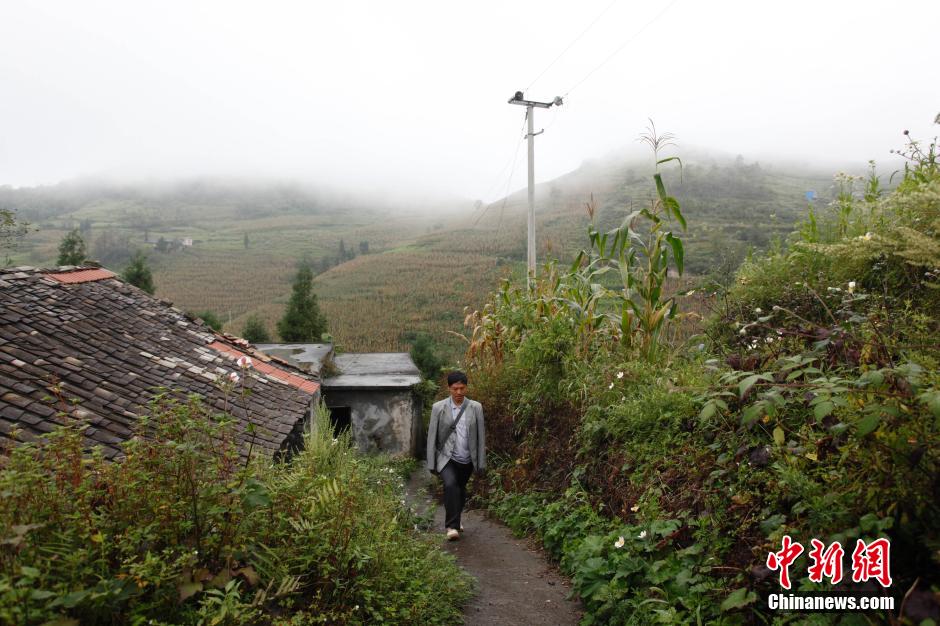 Jiang camina por un camino de campo hacia  la escuela el 6 de septiembre. Jiang camina 8 km cada día. (CNS/ZhangGuangyu)