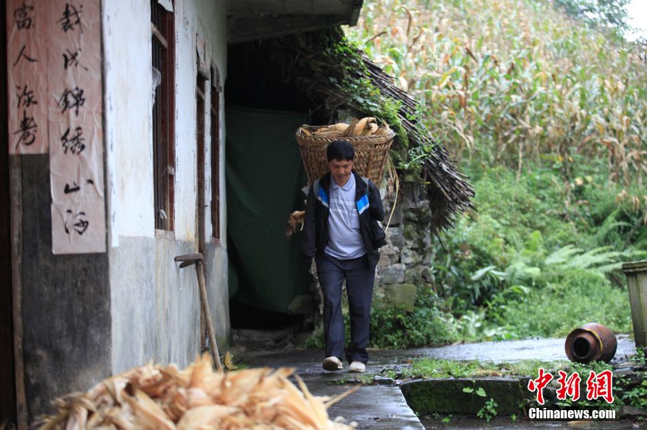 Jiang ayuda a su familia a realizar las tareas de casa. (CNS/Zhang Guangyu)