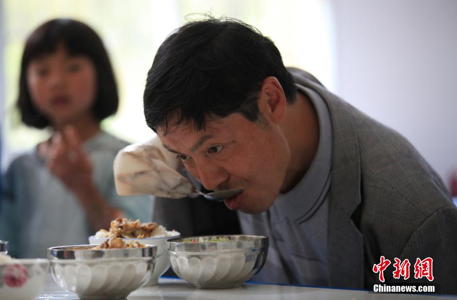 Jiang almuerza en el comedor. (CNS/Zhang Guangyu)