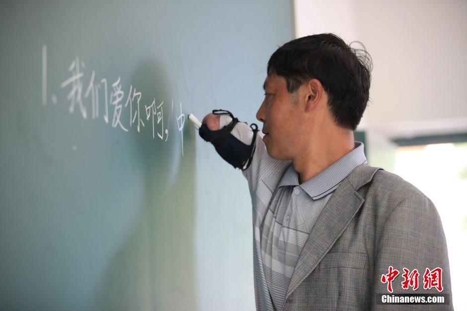 Con tiza atada al brazo, Jiang escribe en la pizarra el 6 de septiembre. (CNS/Zhang Guangyu)