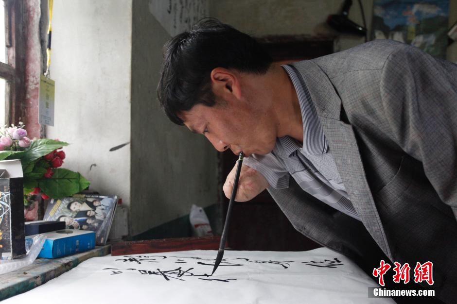 Jiang practica caligrafía en su casa. (CNS/Zhang Guangyu)