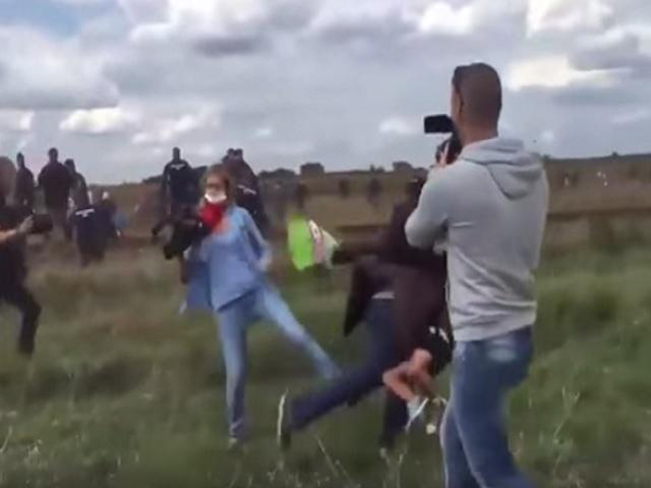 Despiden a una periodista húngara por agredir a inmigrantes