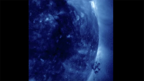 Un alucinante 'tornado' de plasma en la superficie del Sol es captado por un observatorio