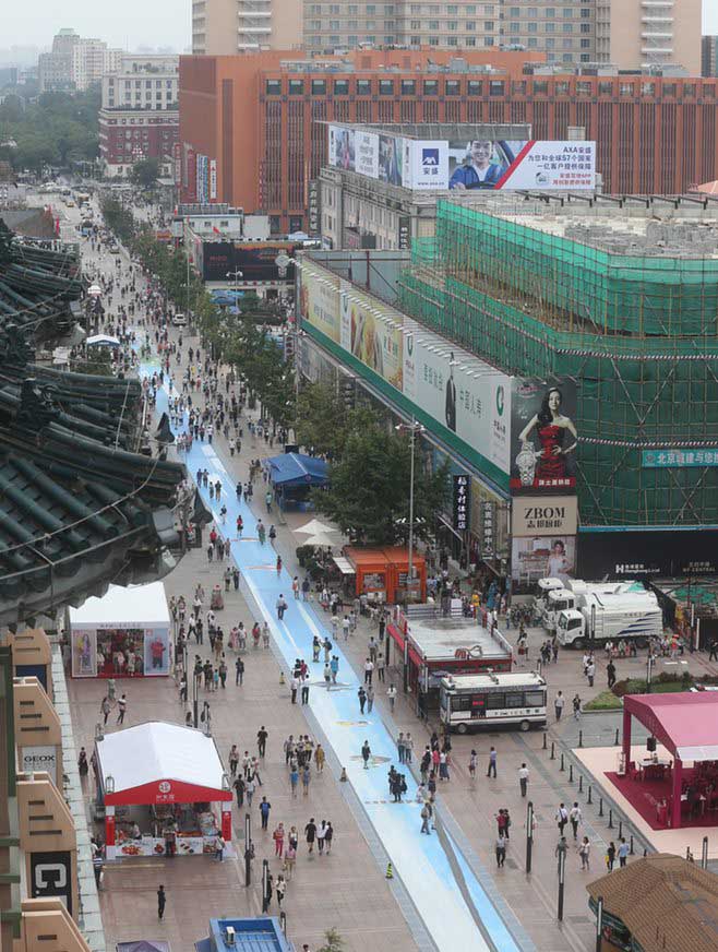 Terminan la pintura 3D sobre el suelo más grande del mundo en Pekín