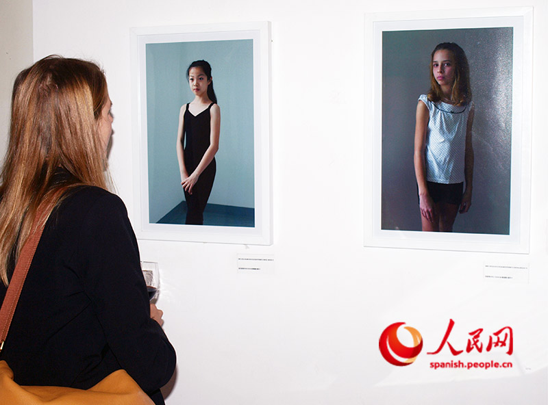 La artista argentina Laura Ortego expone "Chicas" en el Instituto Cervantes de Pekín