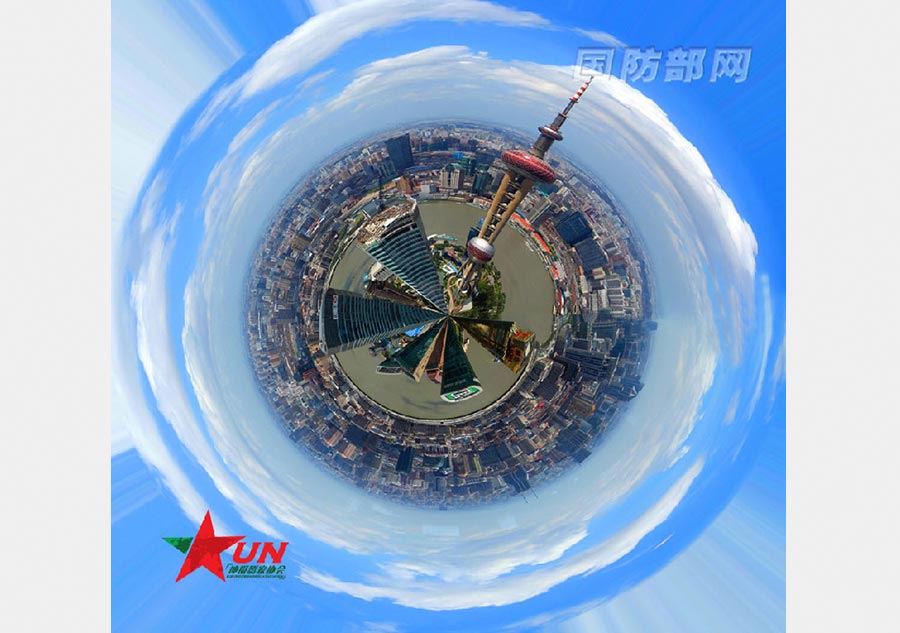 El paracaidista jubilado Wang Zhengkun fotografía la Tierra desde el cielo con su cámara. [Foto / mod.goc]