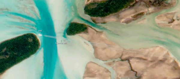 Un astronauta toma una impactante foto de un solitario avión sobre las Bahamas