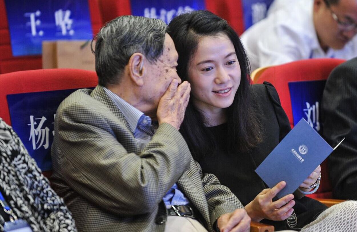Yang Zhenning,físico de 93 años y su esposa de 39 años