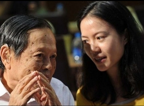 Yang Zhenning,físico de 93 años y su esposa de 39 años