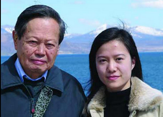 Yang Zhenning,físico de 93 años y su esposa de 39 años