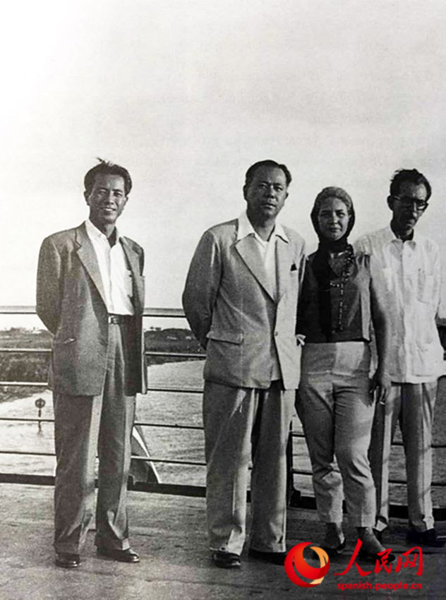 Ruan Zhangjing (a la izquierda) junto al escritor chino Zhou Erfu (segundo a la izquierda) y dos amigos cubanos. 14 de Abril de 1961, Isla de Pinos, Cuba. (Foto: YAC)