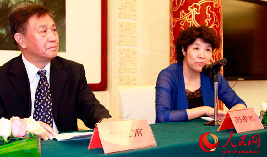 Jing Xiaomin, subdirectora de China Intercontinental y Li Lianpu, ex-embajador de China en Cuba, durante la presentación de "La Habana en Abril". (Foto: YAC)