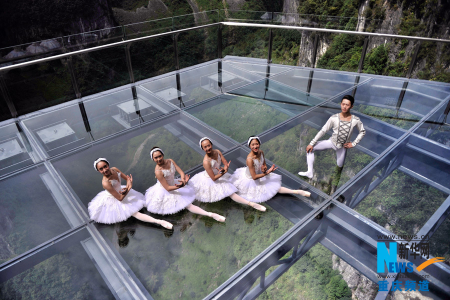 Inauguran en China plataforma de vidrio en acantilado a 280 metros de altura