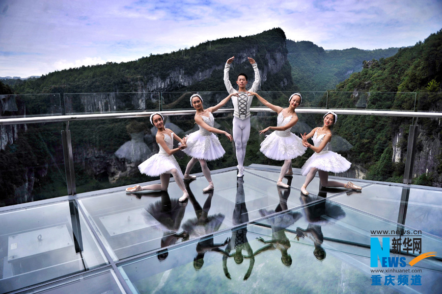 Inauguran en China plataforma de vidrio en acantilado a 280 metros de altura