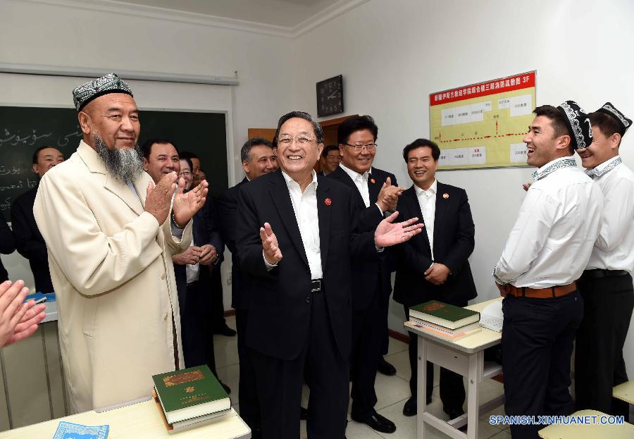 Importante funcionario chino visita centros culturales y religiosos en Xinjiang