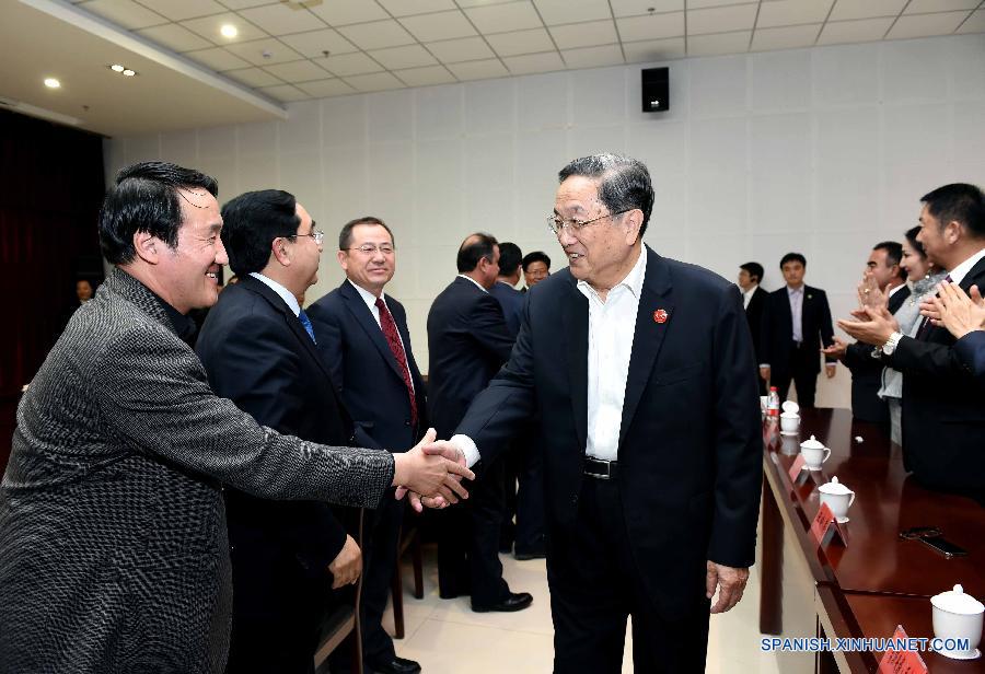 Importante funcionario chino visita centros culturales y religiosos en Xinjiang