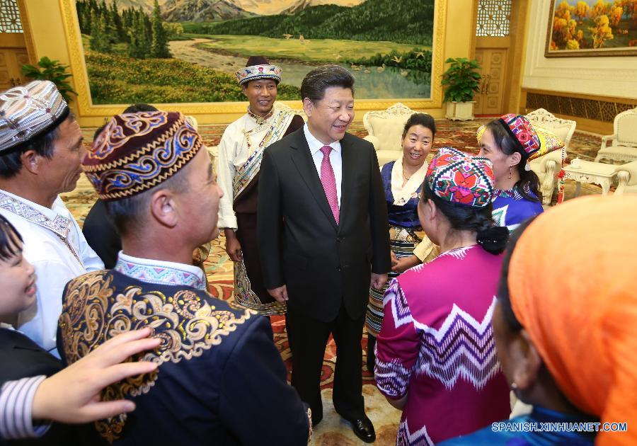 Presidente chino celebra Día Nacional con representantes de minorías étnicas