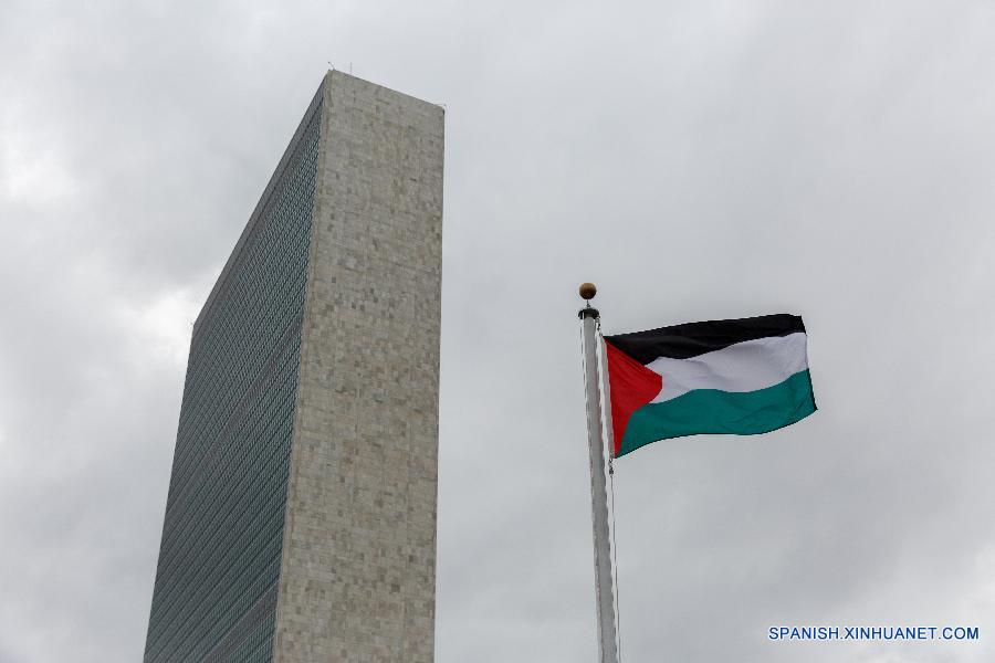 Palestinos celebran izamiento de su bandera en ONU