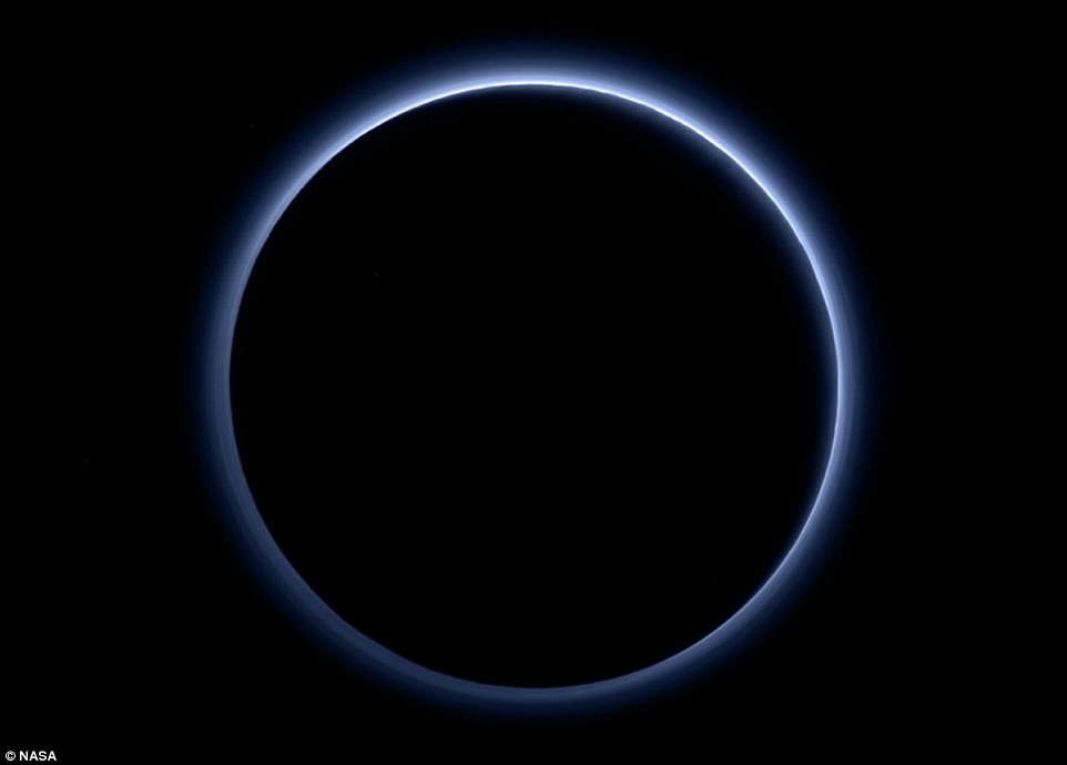 Plutón rodeado por niebla de color azul