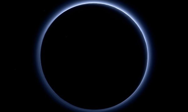NASA encuentra agua en Plutón
