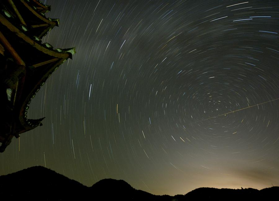 El cielo lleno estrellas con un efecto de cámara, en el condado Xuanen, provincia de Hubei, el 7 de octubre de 2015. [Foto/Xinhua]