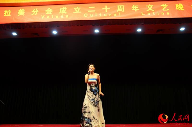 La joven cantante Pu Jie, quien tiene la fama de " la mejor cantante de China en español", presenta canciones en español.
