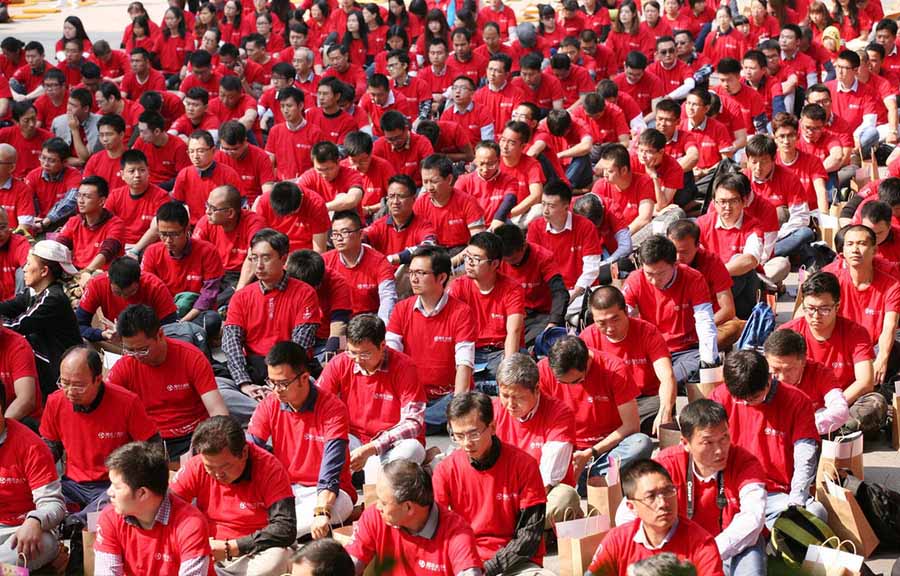 Miles de personas meditan a la vez en Nanjing