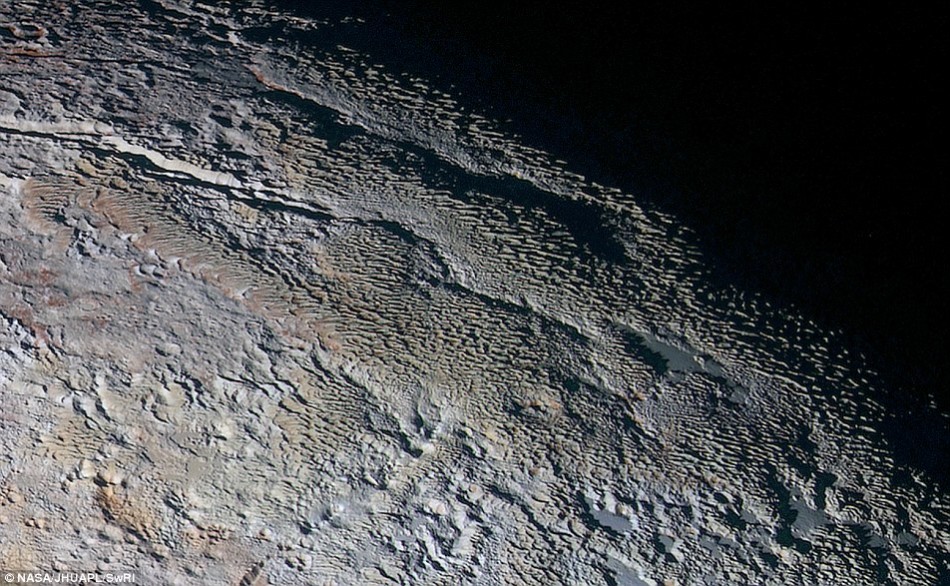 Nueva foto de Plutón muestra hoyos en la superficie