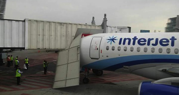 Un avión se estrella contra un pasillo del aeropuerto de Ciudad de México